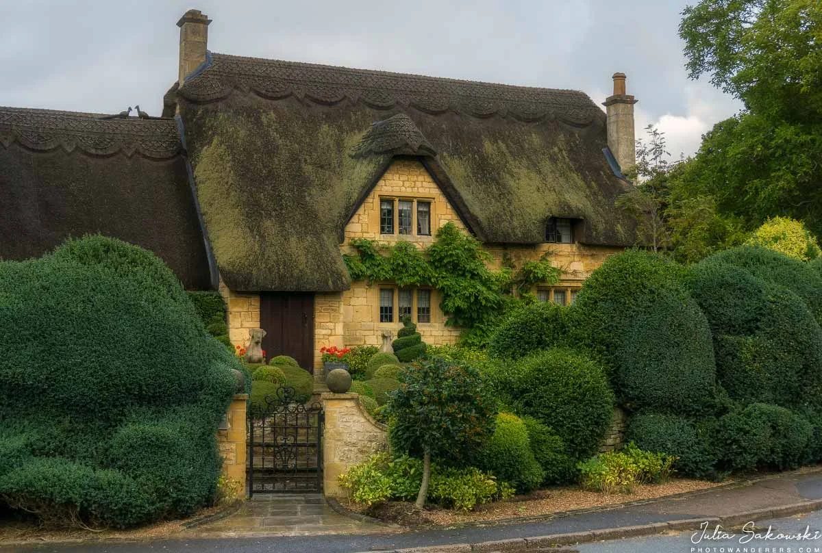 Fairy tale thatch-roofed house in Chipping Campden