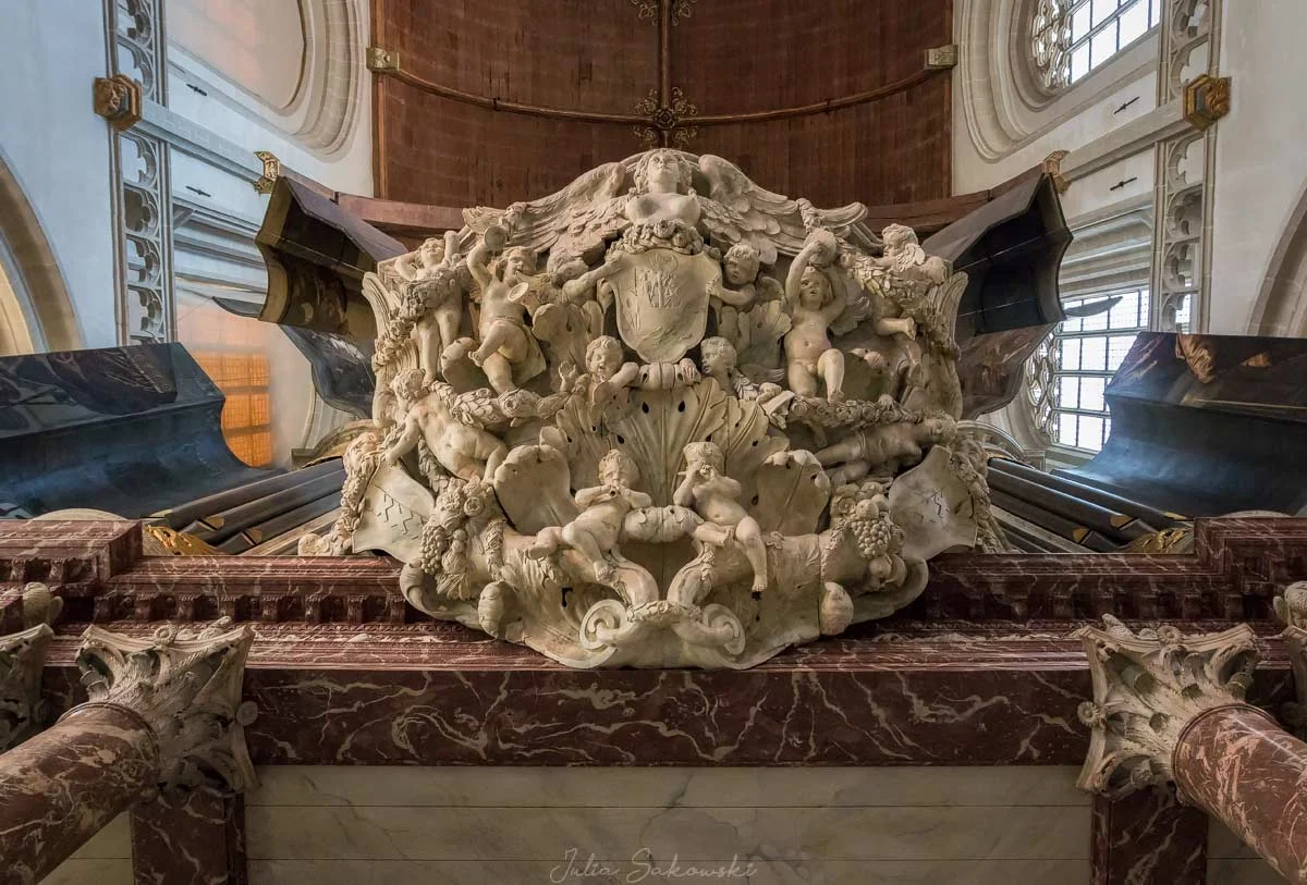 Carved relief beneath the 1655 organ, De Nieuwe Kerk