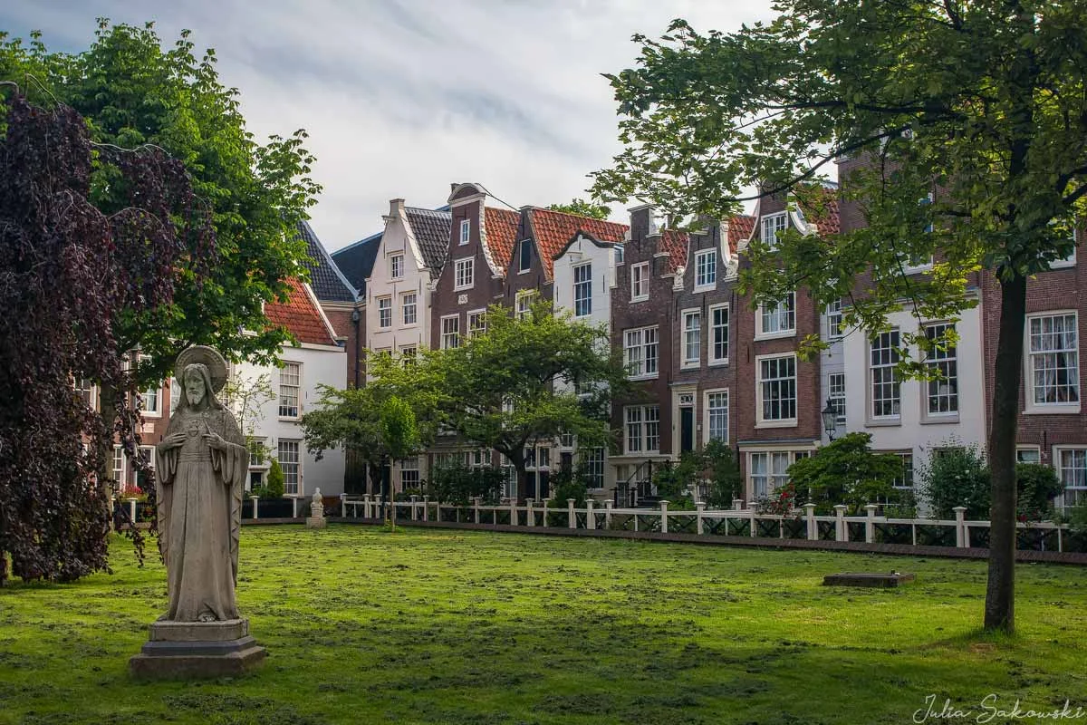 Begijnhof courtyard